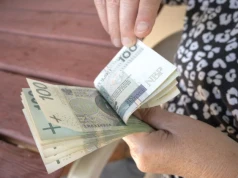 Opiekujesz się chorym rodzicem? ZUS może wypłacić nawet 4352 zł miesięcznie