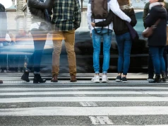 Piesi z pierwszeństwem nawet bez przejścia. Ten pomysł wchodzi w życie