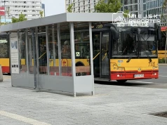 Symbol warszawskiej komunikacji powrócił. Odrestaurowana wiata stanęła w centrum