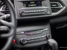 Radio znika z nowych samochodów. Francuzi chcą obowiązkowego FM i DAB+