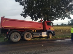Śmiertelny wypadek. Wywrotka uderzyła w drzewo