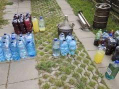 Policjanci zabezpieczyli około 230 litrów bimbru i aparaturę do jego produkcji