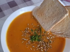 Nie ma prostszego przepisu na zupę z dyni. Rozgrzewa i smakuje obłędnie