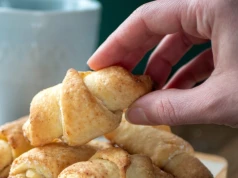 Przygotuj jajko, mąkę i twaróg. W 30 minut wyczarujesz boskie rogaliki