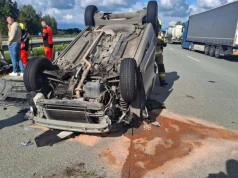 Dachowanie na autostradzie A1. Trasa w stronę Piotrkowa i Łodzi jest zablokowana