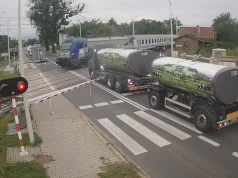 Czerwone światło zignorowane! Niebezpieczna sytuacja na przejeździe kolejowym w Szamotułach