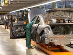 Zwolnienia wyhamowały, ale Chiny robią swoje. Nowe dane o europejskiej motoryzacji