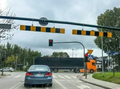 Bramownice na ul. Mistrzejowickiej. Samochody wyższe niż 3,5 m nie przejadą