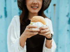 Wolę zamawiać jedzenie z dostawą albo jeść w fast-foodach. Tam przynajmniej mam święty spokój