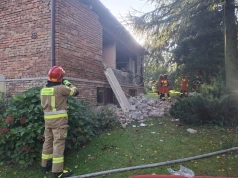 Wybuch i pożar domu w Porębie Radlnej. Kobieta zabrana śmigłowcem LPR