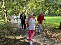 Seniorzy przeszli przez Park Zdrojowy. Trzecia edycja „Spaceru po srebrnej nitce”