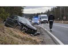 Zabrał samochód, spowodował kolizję i schował się w łóżku przed policjantami