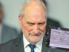 Prokuratura podejrzewa, że Macierewicz mógł zajumać komuś wieniec z wózka rowerowego