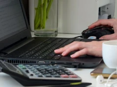 Drogie paliwo ograniczy jazdę samochodem? Ekspert wskazuje na pracę zdalną