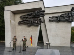 Żołnierze WP i Bundeswehry złożyli kwiaty pod pomnikiem ofiar byłego Stalagu Lamsdorf