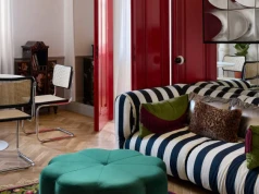 Niewielkie mieszkanie w stylu eklektycznym. Płytki azulejos towarzyszą komodzie inspirowanej stylem chińskim