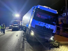 Popłacin: ciężarówka uderzyła w Toyotę podczas wyprzedzania. 20-latka trafiła do szpitala
