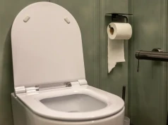 Nakładam tę piankę na szczotkę i czyszczę WC. Po kilku minutach widać różnicę