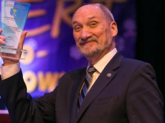 Tajemnicze zniknięcie wieńca. Śledczy sprawdzają, czy na nagraniu z kradzieży jest poseł Antoni Macierewicz