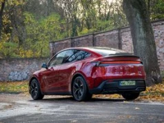 Tesla czyta znaki, ale jedzie po swojemu. Niepokojący test FSD