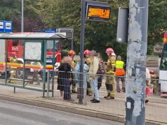 Wbiegła pod tramwaj na Bałutach. 23-latka została uwięziona pod pojazdem