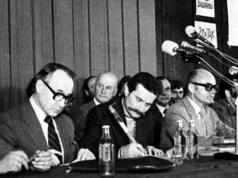 Prokuratura zrobiła z Wałęsy analfabetę