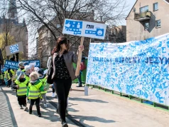 „Znajdźmy wspólny język”. Parada AAC, rytm bębnów i inauguracja Galerii Firanki
