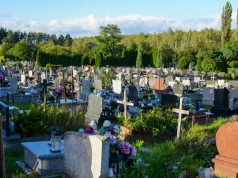 Zbyt płytkie groby na cmentarzu w Jaworznie? Mieszkaniec mówi o nieprawidłowościach