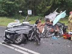 Zderzenie Alfy Romeo z ciężarówką. Jedna osoba ranna