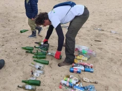 Sprzątają plaże nad Bałtykiem w Polsce. Oto jaki efekt dał system kaucyjny