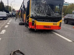 Poważne zderzenie z autobusem na Ursynowie. Uszkodzone trzy osobówki