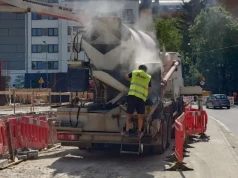 Ciężarówki z budowy blokują chodnik, a mieszkańcy muszą chodzić po jezdni. Urzędnicy: wszystko jest ok
