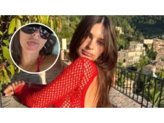 Emily Ratajkowski w czerwonym bikini. Pokazała język