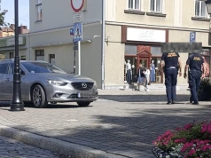 Strażnicy miejscy przeszli obok auta zaparkowanego przed przejściem. “Przeoczyliśmy” – tłumaczy straż