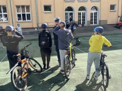 Kaski dla uczniów w województwie lubelskim. Policjanci odwiedzili szkołę w Lublinie