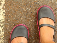 Jedni je kochają, inni szybko z nich rezygnują. Co robi barefoot ze stopą?
