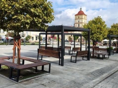 Leżajsk zmienia Rynek. Są nowe drzewa, pergole i ławki