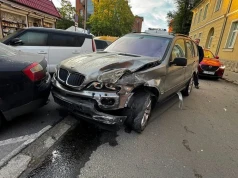 Zielona Góra. Pijana Ukrainka BMW rozbił samochód i uciekła z małym dzieckiem (ZDJĘCIA)