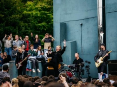 U2. Wrócili i zagrali na szkolnym dziedzińcu w Dublinie. Zespół świętuje 50-lecie