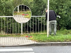 „Innowacje” po rzeszowsku? Za pieniądze publiczne malują rdzę na barierkach