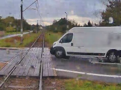 Zignorował STOP i wjechał pod pociąg. Nagranie pokazuje reakcję maszynisty