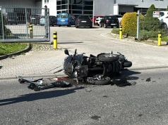 Wypadek motocyklowy na Węglowej. Czołowe zderzenie na środku drogi