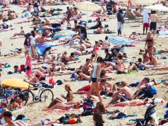 Turyści ryzykują mandaty i śpią na plażach w Barcelonie