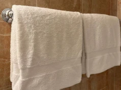 Hotelarze od lat stosują ten sam patent z ręcznikami. Powód? Goście rzadko o nim wiedzą