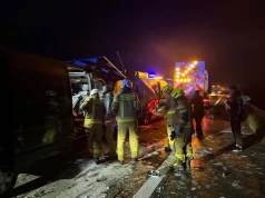 Bus uderzył w przyczepkę na S17. Farba rozlała się na pasie w kierunku Lublina