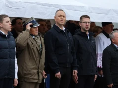 Miesiąc miodowy już dawno minął. Nawet pod wpisami Nawrockiego widać zmianę