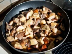 Tak zawsze smażę grzyby. Są jędrne, aromatyczne i ładnie się rumienią