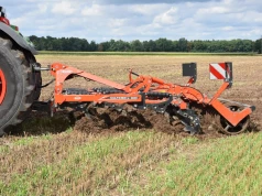 Schodzi na 35 cm i robi trzy zabiegi za jednym przejazdem. Wystarczy 150 KM