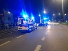 Zderzenie osobówki z motocyklem. Dwie osoby poszkodowane, jedna nie żyje