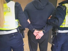 Dron obserwował kierowców na DK 52. Policjanci zatrzymali poszukiwanego 23-latka